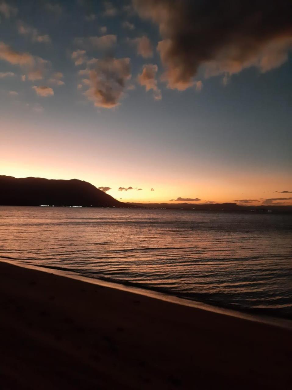 Pe Na Areia, Casa Na Praia De Frente Para O Mar Флорианополис Экстерьер фото